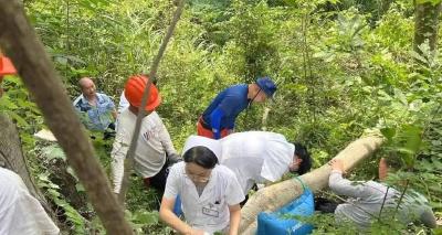 60度陡坡生死营救！英山公安联合多部门深山密林抢出“生命通道”