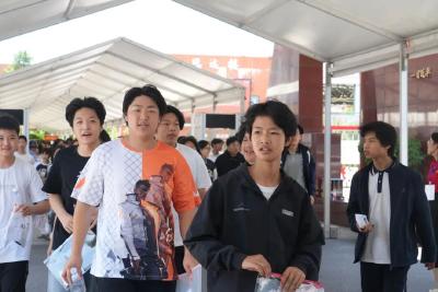 在中考时，须昂首！黄冈少年提笔赴考，从容便是最好答卷 