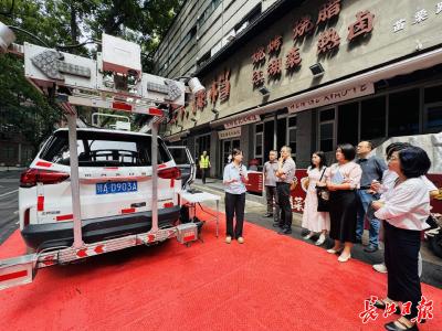 75名群众评议员实地查看民生问题整改成果，武汉开门教育请群众现场“阅卷”