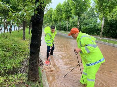 黄州公路部门清淤排涝保国省干线畅通  4 支抢险队伍蹚水排险  