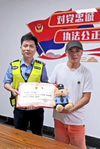 女童高烧晕厥意识丧失 武汉的哥争分夺秒救人获表彰