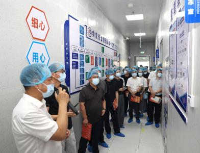 黄冈中学附属初中食堂管理“有一套”  全省食品安全工作人员都来学习