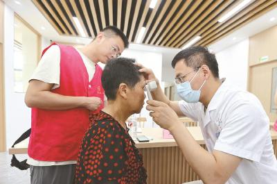 市、区残联开展“爱眼日”主题活动