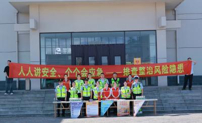 高速路政:开展“人人讲安全， 个个会应急”专题法规宣传