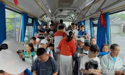 西安至武当旅游直通车开通  200余名西安市民跨省为高考学子祈福 