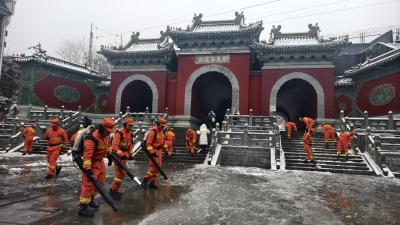 湖北消防救援机动总队十堰驻防大队硬核除雪保畅通