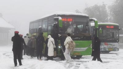 武当山雪景引客留 6辆大巴护送返程游客安全下山