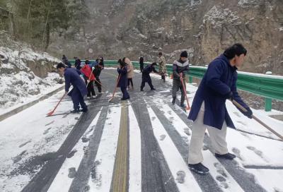 武当山交通部门全力清雪除冰保障道路畅通