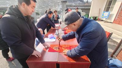 武当山书法家协会开展写春联公益活动