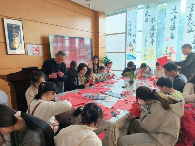 网络中国节 | 武当博物馆举办马年春节剪纸活动