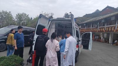 武当山“小红帽”暖心救助游客