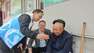 武当山特区：社保服务进福利院 上门认证暖民心