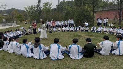 十堰市东风高级中学千余名学子来武当开展研学实践活动