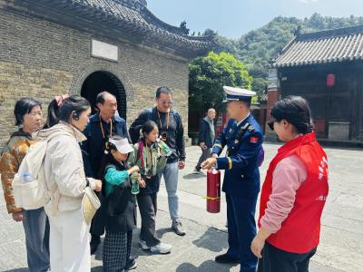 武当山导游消防志愿者开展古建消防安全宣传活动