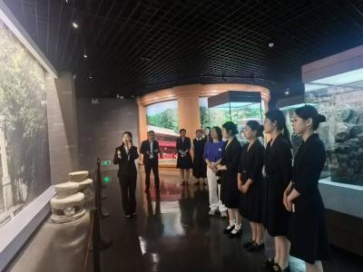 武当山：实景练兵强本领 专业讲解树形象