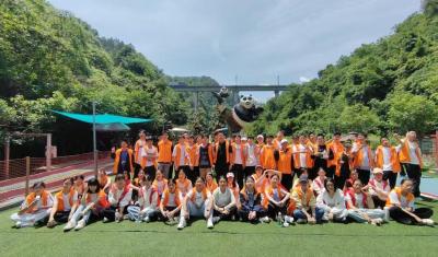 竹山县茂华中学师生走进武当山开展研学实践活动