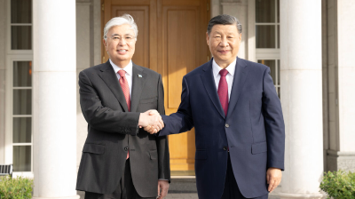 习近平同哈萨克斯坦总统托卡耶夫举行小范围晤谈