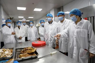 镜头 | 十堰：靠前监督 精准发力 筑牢校园食品安全“防线”