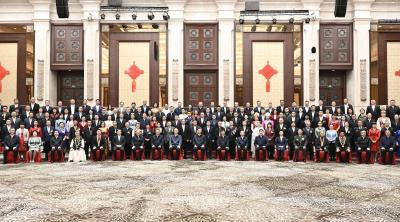 习近平接见新疆各族各界代表