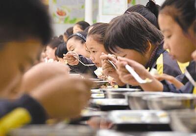 三部委发文：中小学幼儿园负责人与学生一起进餐