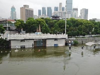 直击长江武汉段超警水位 江滩亲水平台被淹没