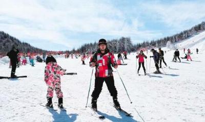 神农架冰雪节火爆开场 首日逾5000游客感受冰雪之美