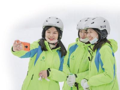 宜昌百里荒滑雪季 3000游客邂逅“冰雪奇缘”