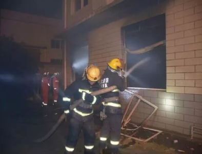 消防员赴火灾现场救援 发现失火餐厅是自家的