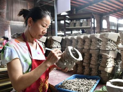 咸宁通城青年返乡创业 陶瓷工艺品远销海外