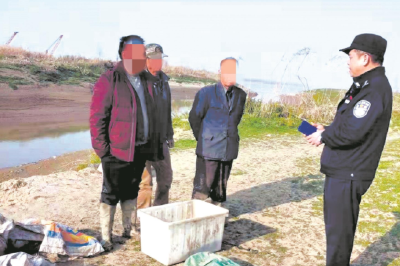 四男子江中捞了1吨多螺蛳被抓已被采取刑事强制措施