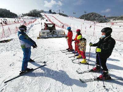 度假新时尚 绿葱坡滑雪场日均接待游客“4000+”