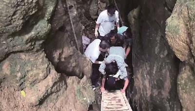 村民不慎掉入20米深山缝 民警用绳索捆绑 背负爬梯救出她