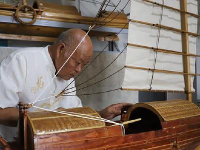 传承纤夫文化 巴东73岁老农8年手雕古木帆船40多艘