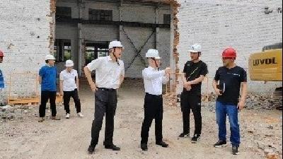东风公司区管中心在东风汽车博物馆施工现场调研并指出—— 坚持工程质量与安全“两手抓”