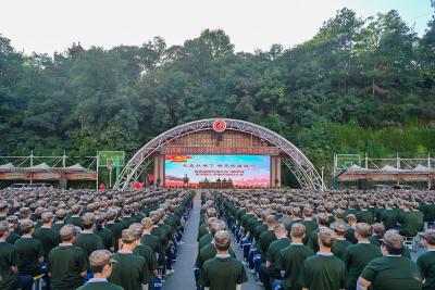 意志在这里磨炼 ——东风高中1300余名高一新生共赴一场为期7天的军训活动