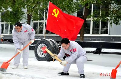 风雪更映党旗红