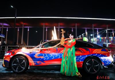 岚图追光化身花灯长龙巡游郑州