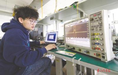 《湖北日报》头版报道鄂产车规级芯片获功能安全流程最高认证——汽车将装上自主“中国脑”