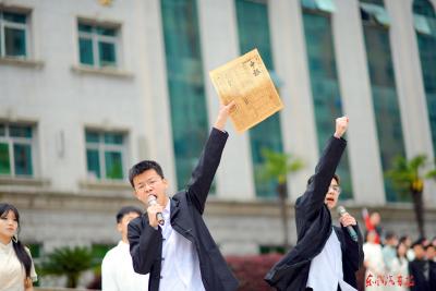 鲜衣怒马 “典”亮校园——东风高中举行经典诵读大赛