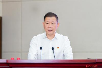 杨青为公司党员干部讲党纪学习教育纪律党课