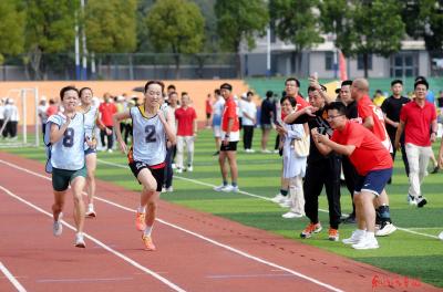 竞逐赛场 当“燃”不让  东风汽车第十二届职工运动会田径、趣味项目开赛