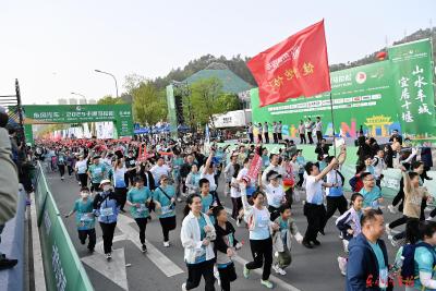 跑到半马终点去打卡：东风汽车博物馆，我们来啦！