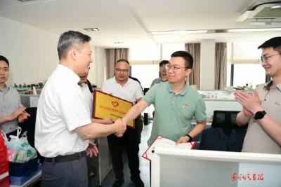 东风进出口开展“送荣誉到基层”活动