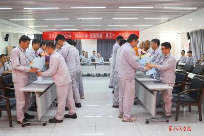 东风设备召开庆五一、迎五四大会