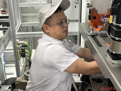 新能源产线上的“设备医生”——记公司2024年度劳动模范、智新科技设备修理师张呈瑞