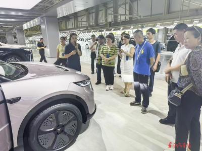 30名省部级以上劳模走进岚图汽车——“在岚图看到了民族汽车工业崛起的希望”