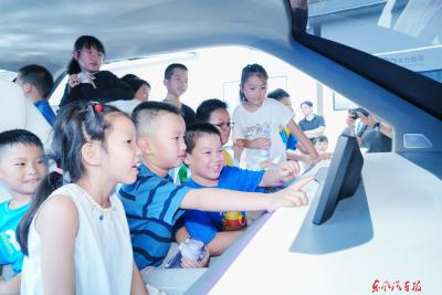 “青葵学堂”爱心托管班研学活动走进东风