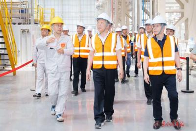 杨青在东风科技一体化压铸智能工厂开展安全检查和高温慰问