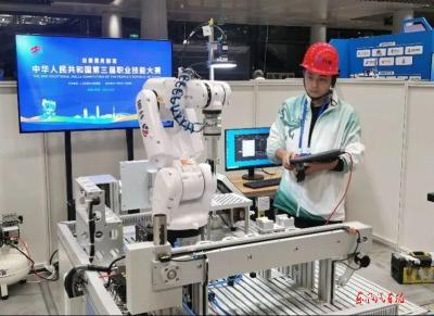 东风人刘亚峰获第三届全国职业技能大赛优胜奖