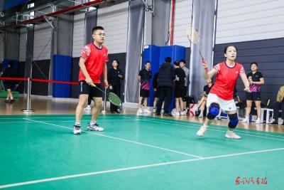 东风杯羽毛球赛襄阳赛区比赛举行